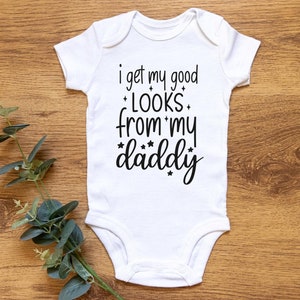 Ik krijg mijn goede look van mijn papa Svg, baby Svg, baby jongen Svg, baby Onesie Svg, pasgeboren Svg, nieuwe baby Svg, peuter silhouet gesneden bestand Cricut
