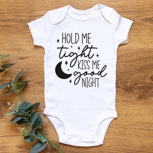 Hold Me Tighy Kiss Me Welterusten Svg, Baby Svg, Baby Meisje Svg, Baby Boy Svg, Baby Onesie Svg Pasgeboren Svg Nieuwe Baby Silhouette Cut File Cricut