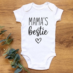 Mama's Bestie Svg, Novo bebê svg, Baby Onesie Svg, Camisa de bebê Svg, Baby Girl Svg Mama Svg Baby Sayings Svg Arquivo de corte para Cricut e Silhueta