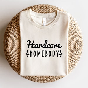 Hardcore Homebody Svg, Sarcástico Svg, Svg engraçado, Sarcasmo Svg, Designs Svg de ditados engraçados, Arquivos Svg de citações para Cricut Svg, Mom Life Svg