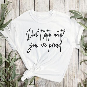 Stop niet totdat je trots bent Svg, Shirt Svg, Inspirerende Svg, Motiverende Svg, Svg zeggen, Positieve citaten, Silhouet Cricut Cut Files