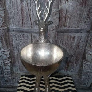 Figurine de cerf avec bol