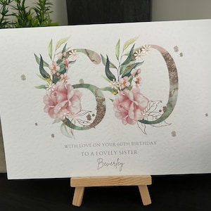 Puede incluir: Una bandeja de servir de madera hecha a mano con acabado natural. De forma rectangular con esquinas redondeadas y bordes elevados, tiene dos asas. La veta de la madera es visible. Dimensiones: aproximadamente 30 cm x 20 cm.