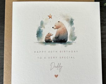 Może przedstawiać: Kartka urodzinowa z akwarelową ilustracją niedźwiedzia i niedźwiadka pod gwiazdą. Na kartce napisano "Happy 40th Birthday To A Very Special Daddy" z małym sercem. Kartka jest na brązowej kopercie.