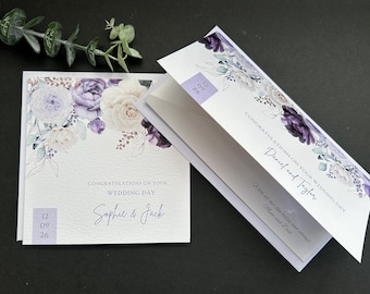 Tarjeta de boda personalizada con diseño floral lila y tarjetero/monedero a juego.