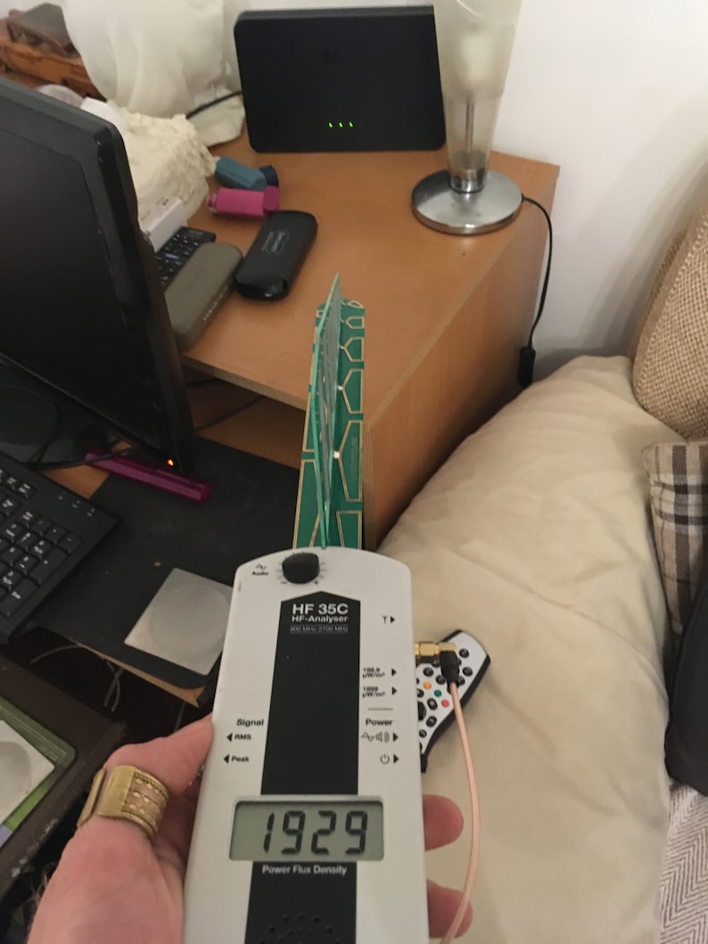 Puede incluir: Un dispositivo de mano blanco y negro con una pantalla digital que muestra "1929". El dispositivo est&aacute; etiquetado como "HF 35C HF-Analyser".