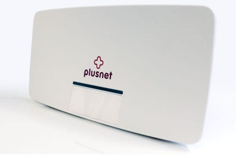 Puede incluir: Router plusnet blanco con un signo m&aacute;s rojo y la palabra "plusnet" en letras rojas.
