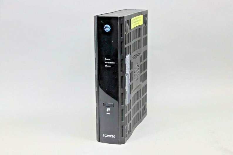 Puede incluir: Modem inal&aacute;mbrico AT&T U-verse Gateway negro con un logotipo AT&T blanco y el texto "BGW210" en la parte delantera. El m&oacute;dem tiene un bot&oacute;n de encendido, un bot&oacute;n de banda ancha y un bot&oacute;n de tel&eacute;fono.