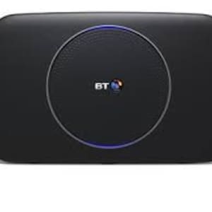 Puede incluir: Router inal&aacute;mbrico negro con un anillo azul alrededor del borde y el logotipo de BT en el centro.