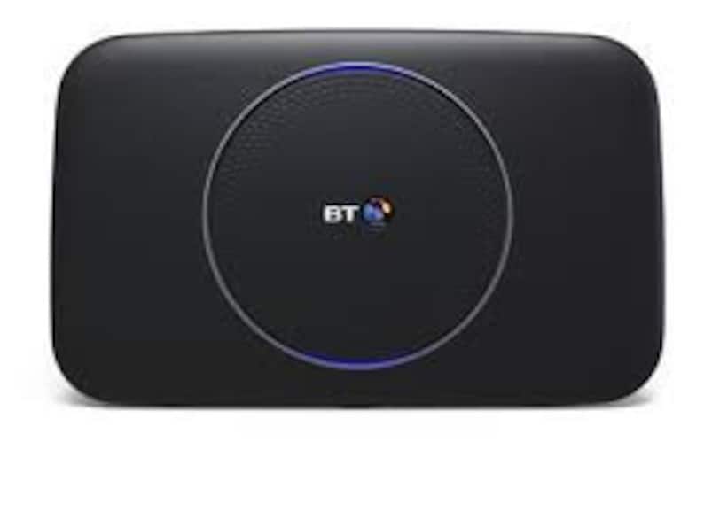 Puede incluir: Router inal&aacute;mbrico negro con un anillo azul alrededor del borde y el logotipo de BT en el centro.