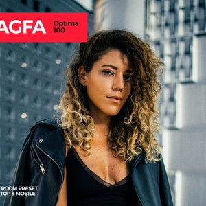Puede incluir: Una mujer con cabello rizado que lleva una camiseta negra y una chaqueta de cuero negra. La imagen tiene el texto "AGFA Optima 100" en un rectángulo rojo y "LIGHTROOM PRESET DESKTOP & MOBILE" en la parte inferior.