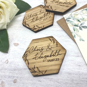 Favores de boda personalizados, boda grabada con láser de madera, boda rústica, favores de madera, fichas de boda de madera, madera guardar la fecha
