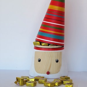 Décoration saisonnière faite main, grand nain en bois qui sert de boîte à bonbons ou de boîte à chocolats, décoration de Noël rouge par Josefwoodturner