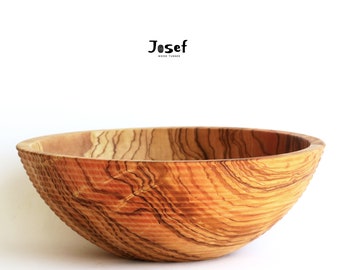 オリーブウッドの素朴なボウル：ナチュラルエッジのサラダフルーツ