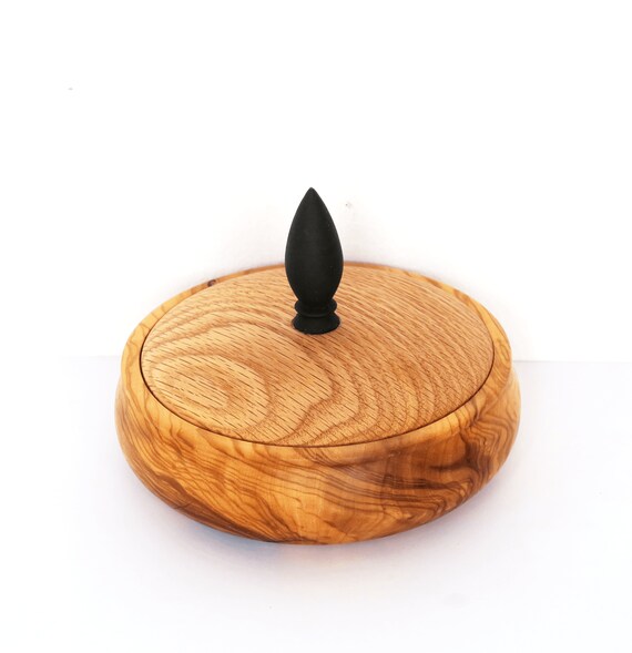 小さな手作りの木製花瓶、蓋付きの小さな箱、カバー付きの丸い木製花瓶