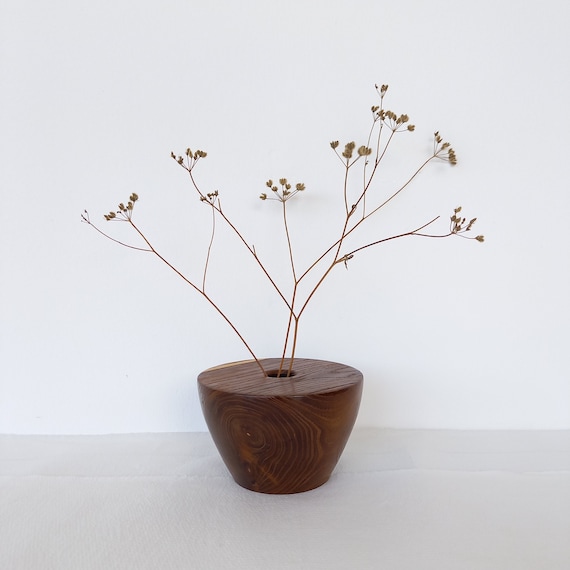 手作りのダークブラウンの桑の木の花瓶：ミニマルなドライフラワー装飾 