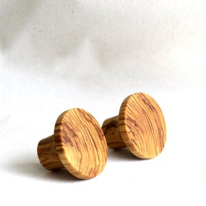 Handgemachter Möbelknauf aus Olivenholz, rustikaler runder Schubladenknauf