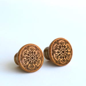 Lasergegraveerde eikenhouten kastknop, boho bloemenladeknop