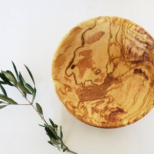 Handgemaakte olijfhouten serveerschaal, handgemaakte houten kom, rustiek keukendecor, olijfhouten schaal, housewarmingcadeau, eetgerei