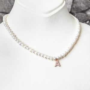 Colar de pérolas com pingente de letra, colar com nome personalizado para presente, colar delicado com corrente de pérolas e nome dourado personalizado, letra minimalista personalizada
