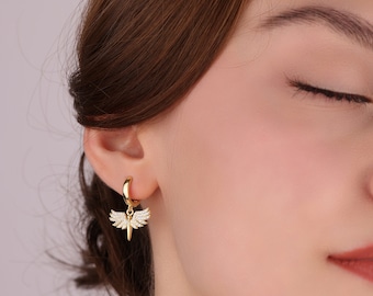 Pendientes de aro con dije de ángel en plata de ley: joyería minimalista y delicada
