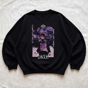 Può includere: Una felpa nera a girocollo con una stampa grafica di un personaggio anime. Il design include il testo "close the world" e "lain" con uno sfondo di luna viola, un motivo a griglia e un simbolo circolare sopra la testa del personaggio.