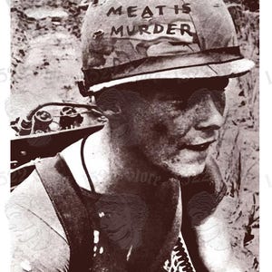 Może przedstawiać: Czarno-białe zdjęcie osoby w kamuflażowym hełmie z napisem "MEAT IS MURDER". Tekst "THE SMITHS" jest u góry na zielono. Obraz ma styl vintage, przypominający plakat.