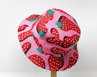 Bob réversible fait main - Design unique, collaboratif, motif fraises. Chapeau unisexe. Handmade colorful reversible bucket hat. Summer hat