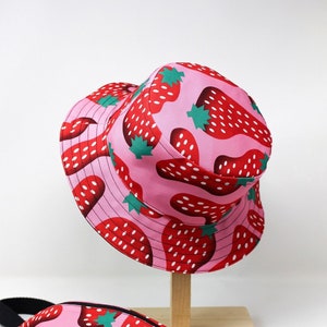 Bob réversible fait main Design unique, collaboratif, motif fraises. Chapeau unisexe. Handmade colorful reversible bucket hat. Summer hat image 1