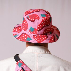 Bob réversible fait main Design unique, collaboratif, motif fraises. Chapeau unisexe. Handmade colorful reversible bucket hat. Summer hat image 6