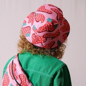 Bob réversible fait main Design unique, collaboratif, motif fraises. Chapeau unisexe. Handmade colorful reversible bucket hat. Summer hat image 5