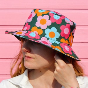 Handmade reversible bucket hat - Handmade reversible bob - Unique retro flower pattern - Sun hat - Original flowers print - Colorful hat