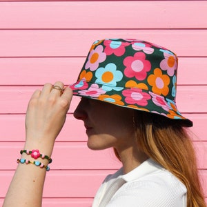 Reversible bob and matching bracelets - Handmade - Artistic collaboration - Exclusive flower pattern - Elasticated bracelets - Limited edition
