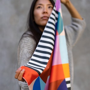 Grand foulard en satin fait main Motif exclusif Handmade satin scarf, headscarf Accessoire cheveux Imprimé géométrique et coloré image 7