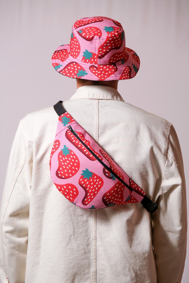 Bob réversible fait main Design unique, collaboratif, motif fraises. Chapeau unisexe. Handmade colorful reversible bucket hat. Summer hat image 6