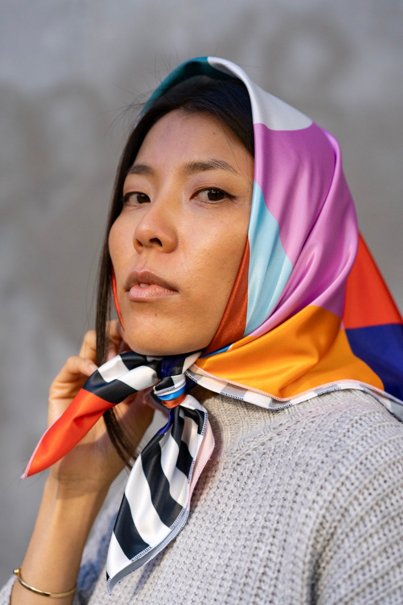 Grand foulard en satin fait main Motif exclusif Handmade satin scarf, headscarf Accessoire cheveux Imprimé géométrique et coloré image 5