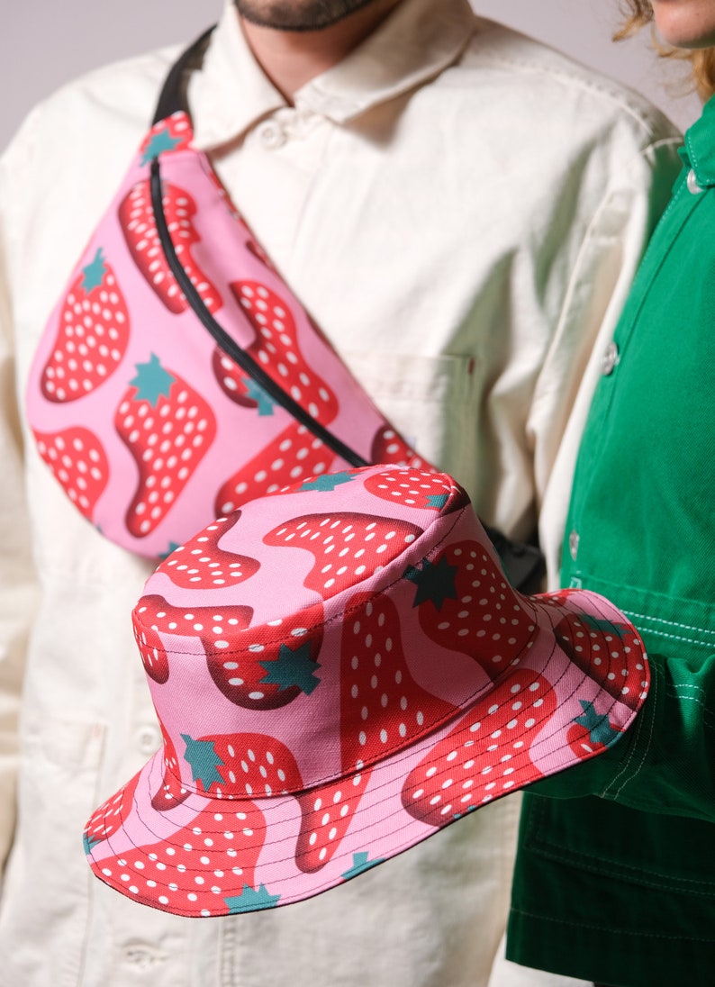 Bob réversible fait main Design unique, collaboratif, motif fraises. Chapeau unisexe. Handmade colorful reversible bucket hat. Summer hat image 4