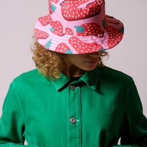 Bob réversible fait main Design unique, collaboratif, motif fraises. Chapeau unisexe. Handmade colorful reversible bucket hat. Summer hat image 3