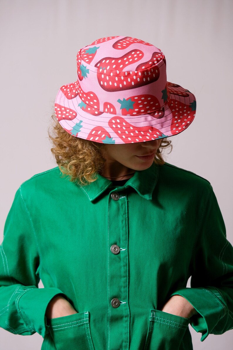Bob réversible fait main Design unique, collaboratif, motif fraises. Chapeau unisexe. Handmade colorful reversible bucket hat. Summer hat image 3