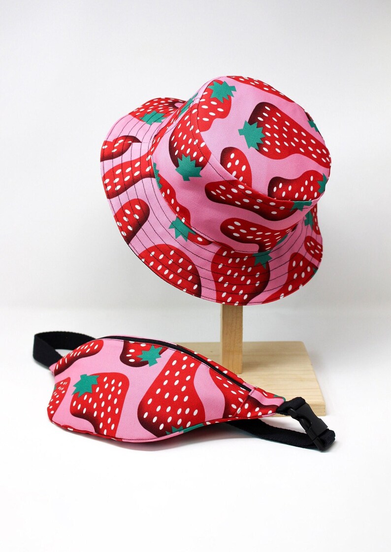 Bob réversible fait main Design unique, collaboratif, motif fraises. Chapeau unisexe. Handmade colorful reversible bucket hat. Summer hat image 1