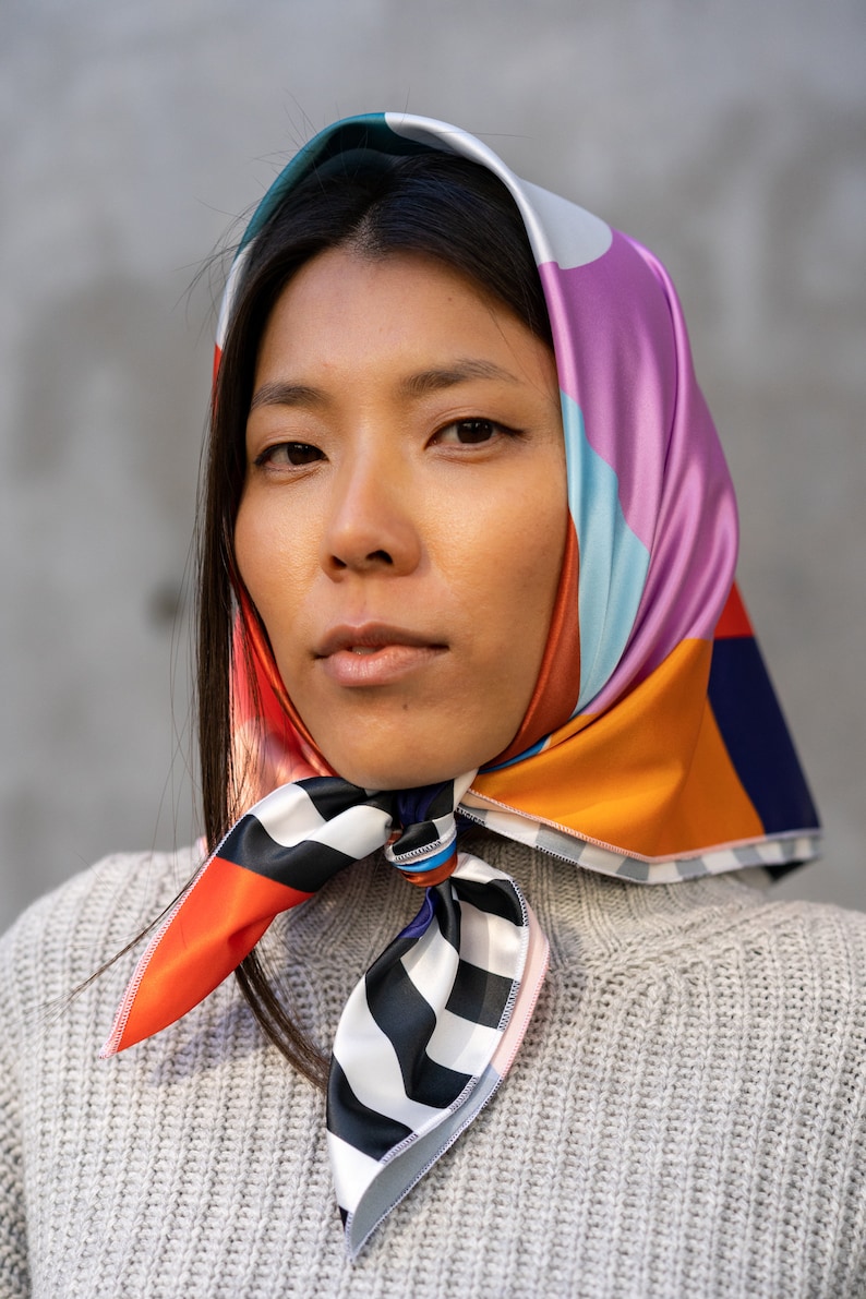 Grand foulard en satin fait main Motif exclusif Handmade satin scarf, headscarf Accessoire cheveux Imprimé géométrique et coloré image 4