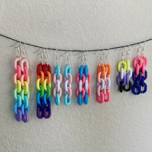 Pendientes de cadena gruesa con la bandera del orgullo