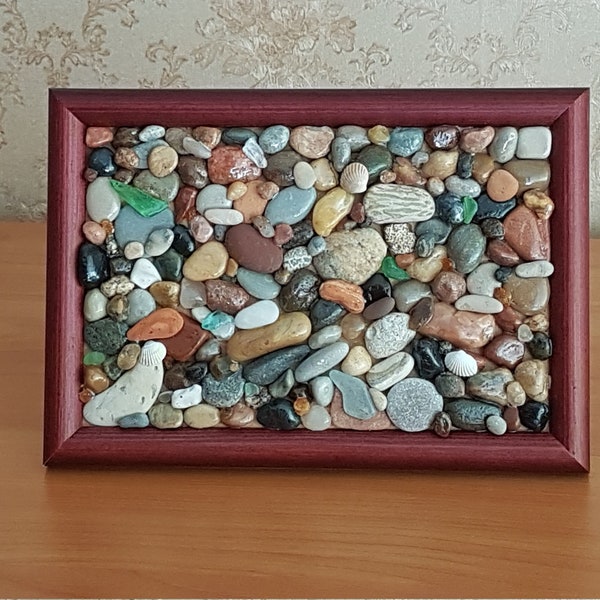 Petite mosaïque de galets. Œuvre d’art du bord de mer baltique.