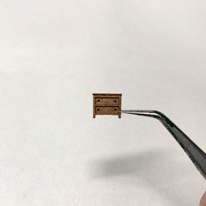 1/144 Micro Scale DollsHouse Furniture Small Chest of Drawers Kit bild 3