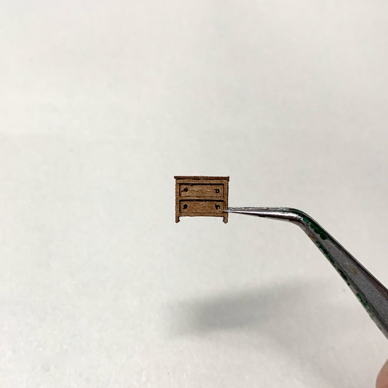 1/144 Micro Scale DollsHouse Furniture Small Chest of Drawers Kit bild 3