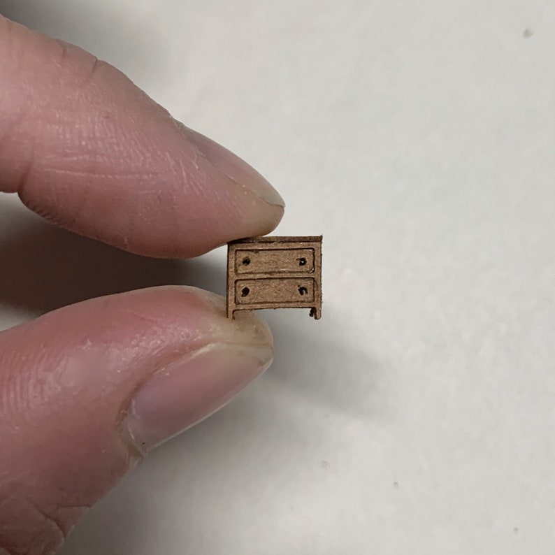 1/144 Micro Scale DollsHouse Furniture Small Chest of Drawers Kit bild 1