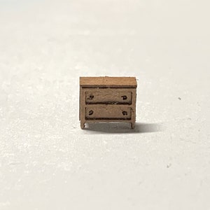 1/144 Micro Scale DollsHouse Furniture Small Chest of Drawers Kit bild 4