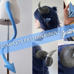 Könnte beinhalten: Ein komplettes Schnittmuster-Bundle für ein Jester-Kostüm, mit einem blauen Teufelsschwanz, Hörnern und spitzen Ohren. Die Hörner sind dunkelgrau mit silbernen Akzenten. Der Text "COMPLETE PATTERN BUNDLE Jester" ist abgebildet.