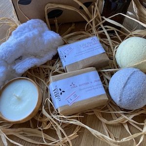 Badezeit Pamper Geschenkbox Handgemacht Seifen Badebomben Sojakerze Bambus Stirnband