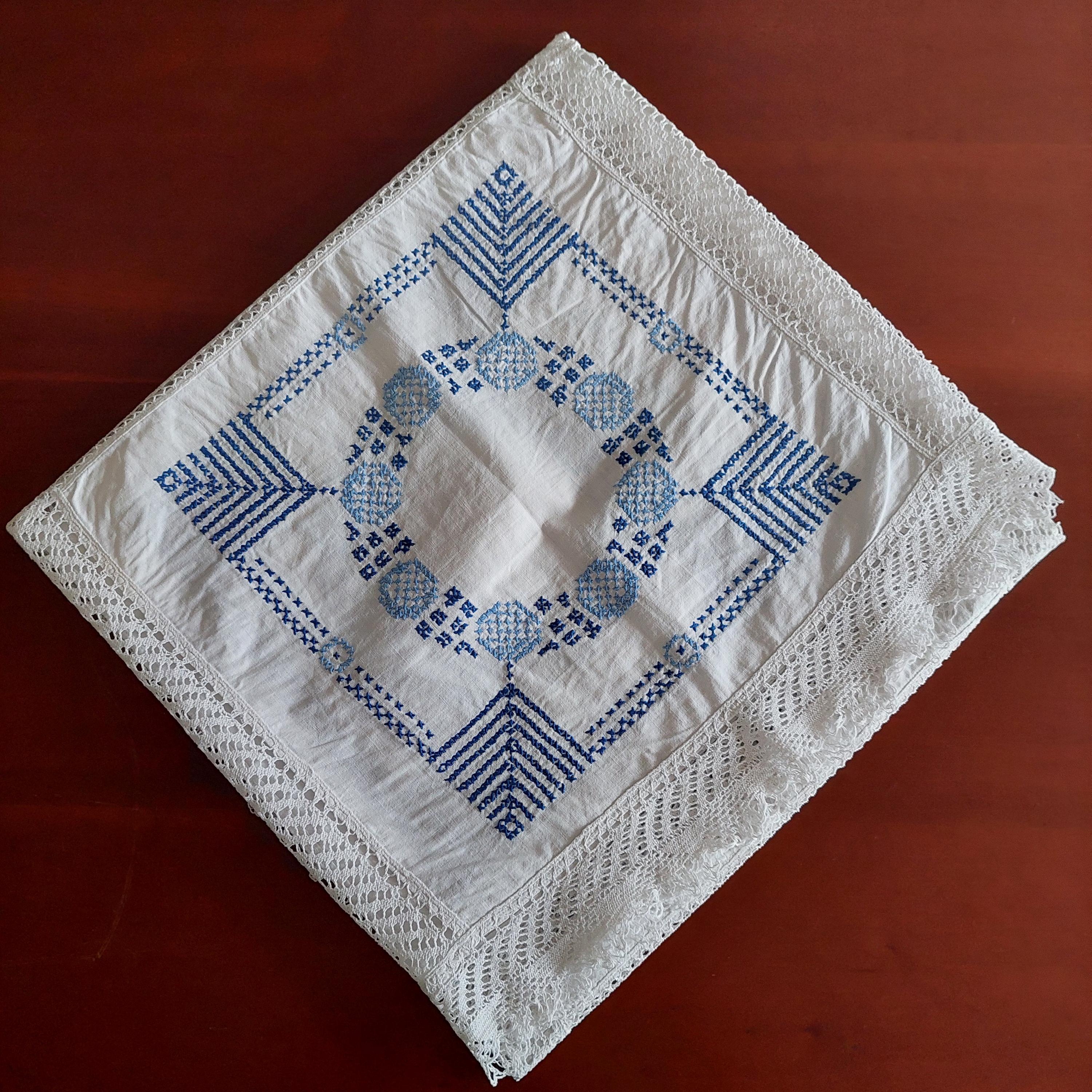 刺繍とレースが施されたヴィンテージテーブルクロス：ハンドメイド刺繍